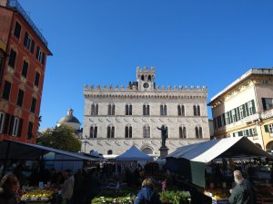 Lato da Piazza del Mercato Lato da Piazza del Mercato