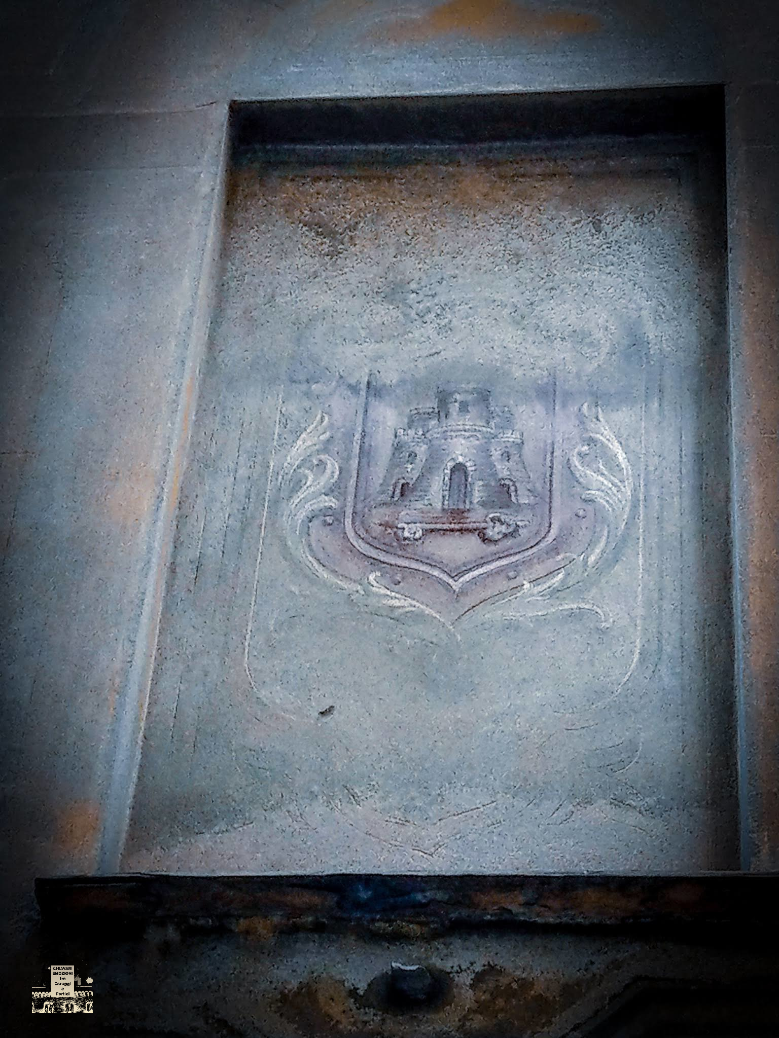 PARTICOLARE FINTA FINESTRA PIÙ IN BASSO