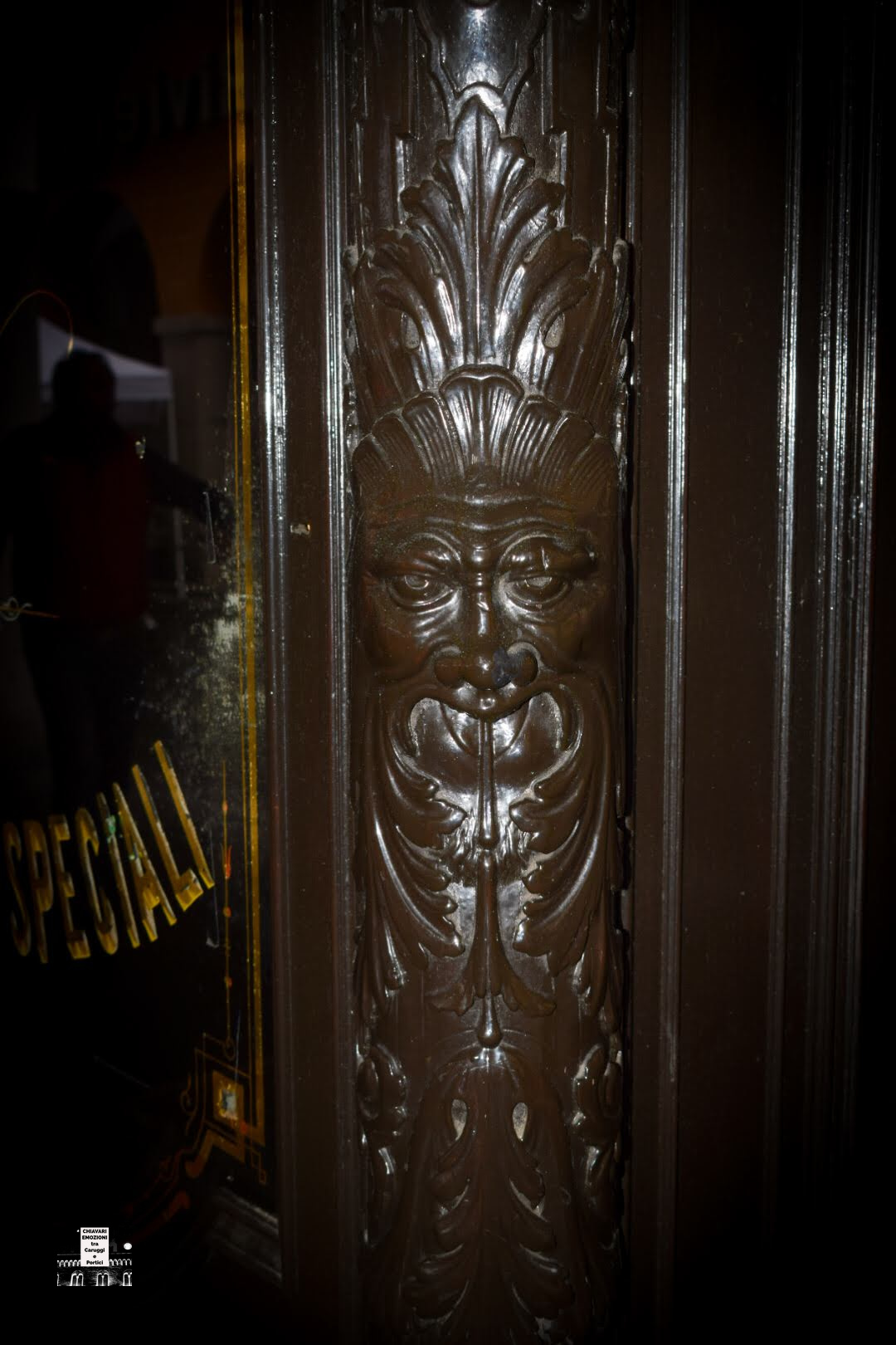 MASCHERONE INTAGLIATO DETTAGLI