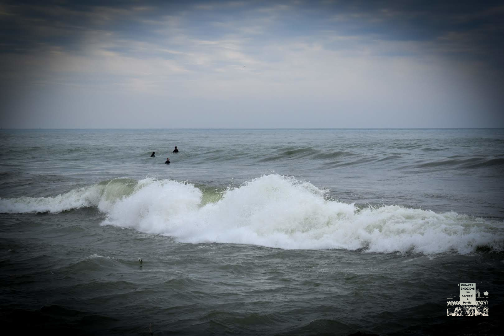 TRE SURFISTI ASPETTANO L'ONDA CHIAVARI