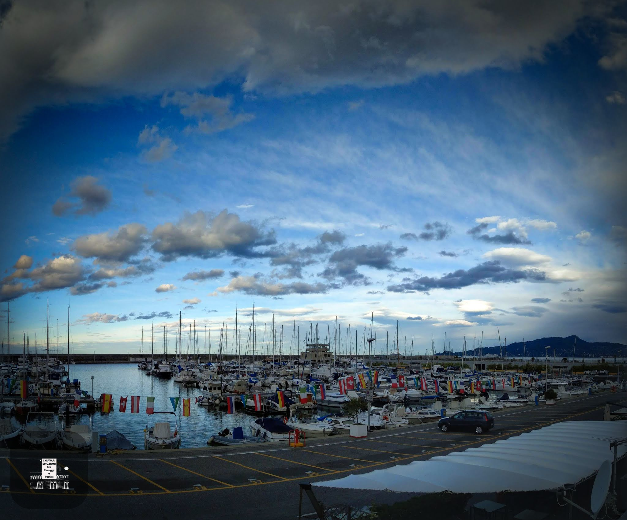 NUVOLE SOSPESE TRA BARCHE E CIELO