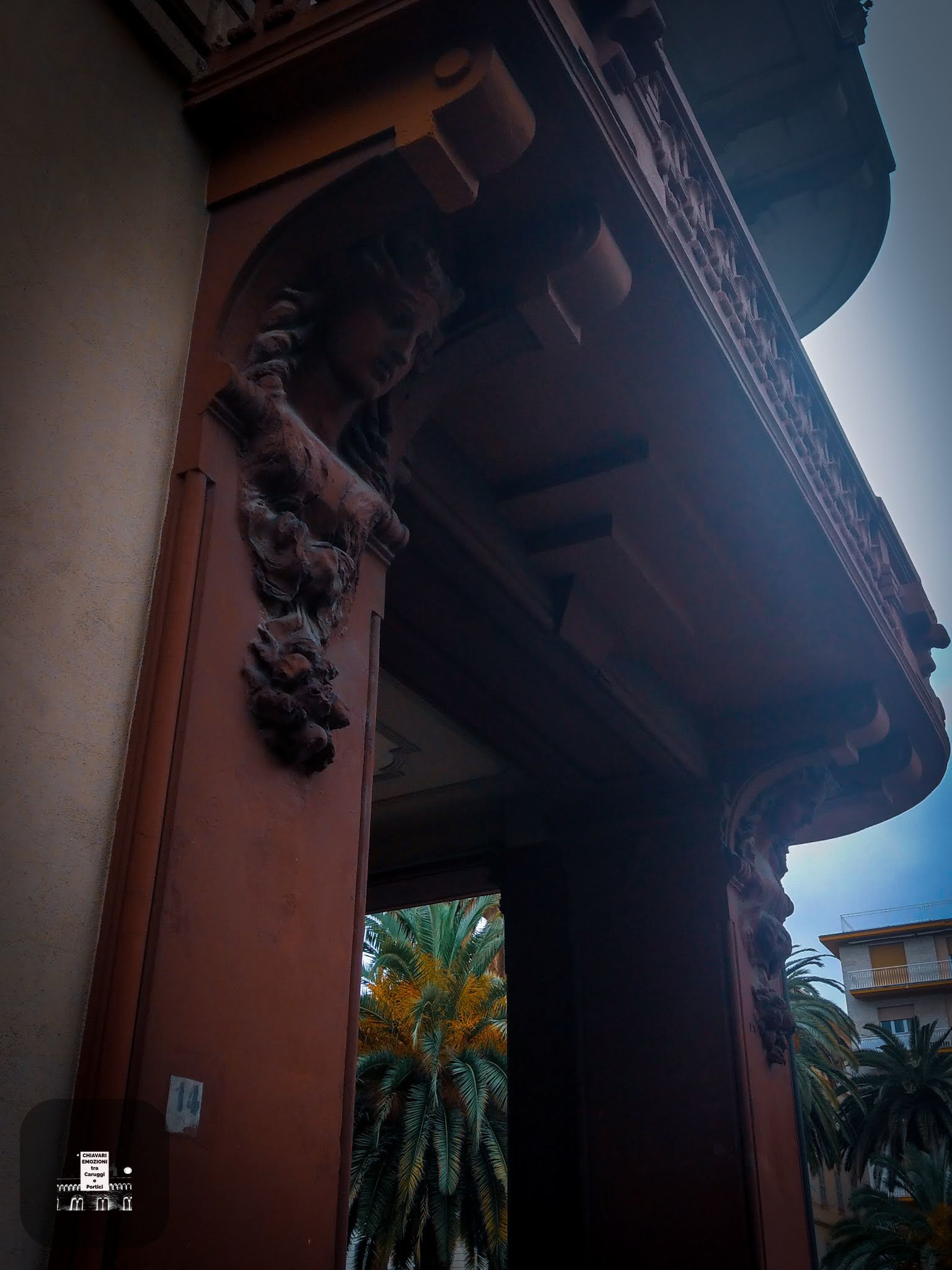 DETTAGLI BALCONE NELLO SFONDO PIAZZA ROMA