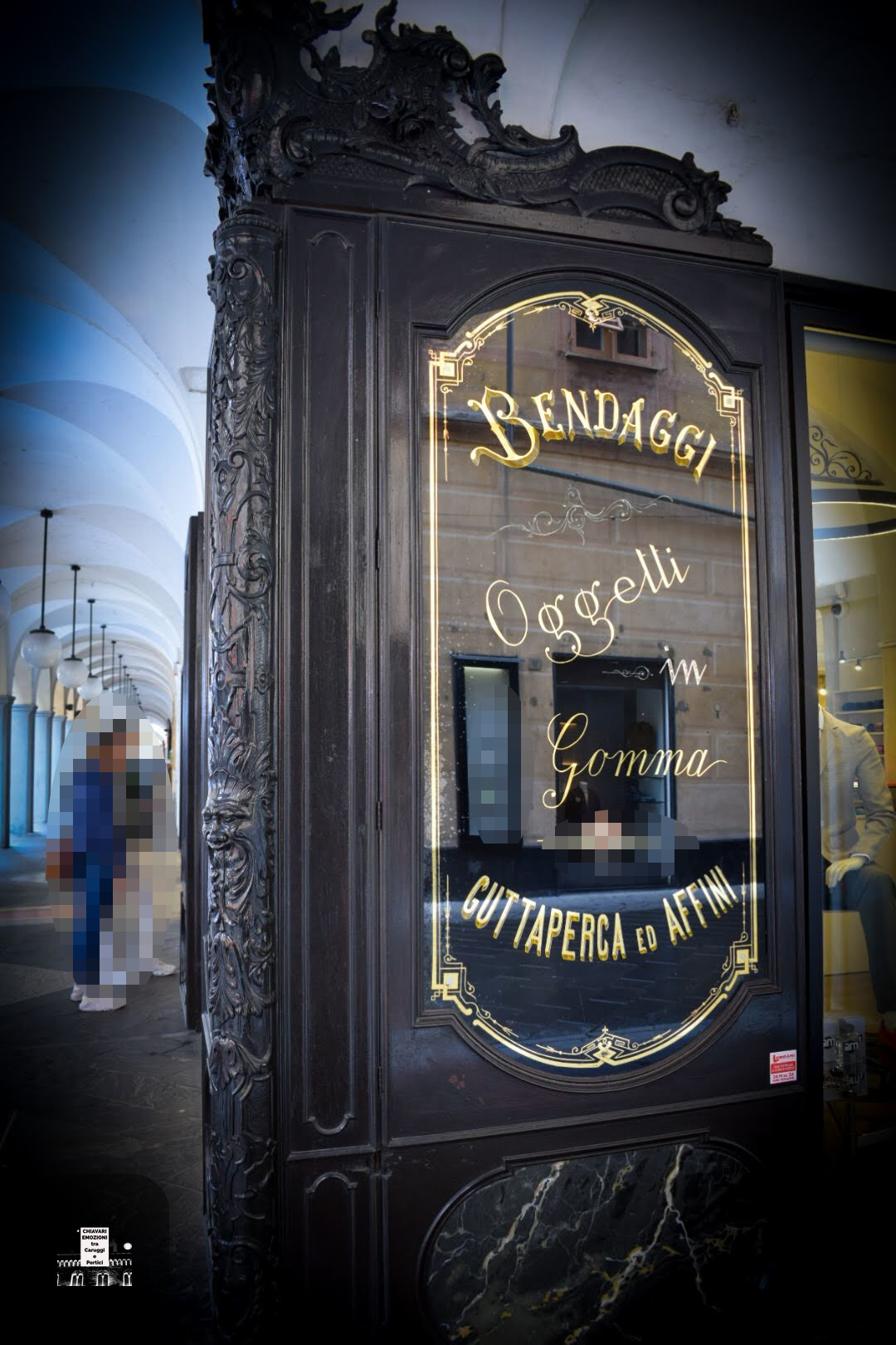 L'ALTRO LATO E IL TOTEM DI SPIGOLO CON I SUOI INTAGLI