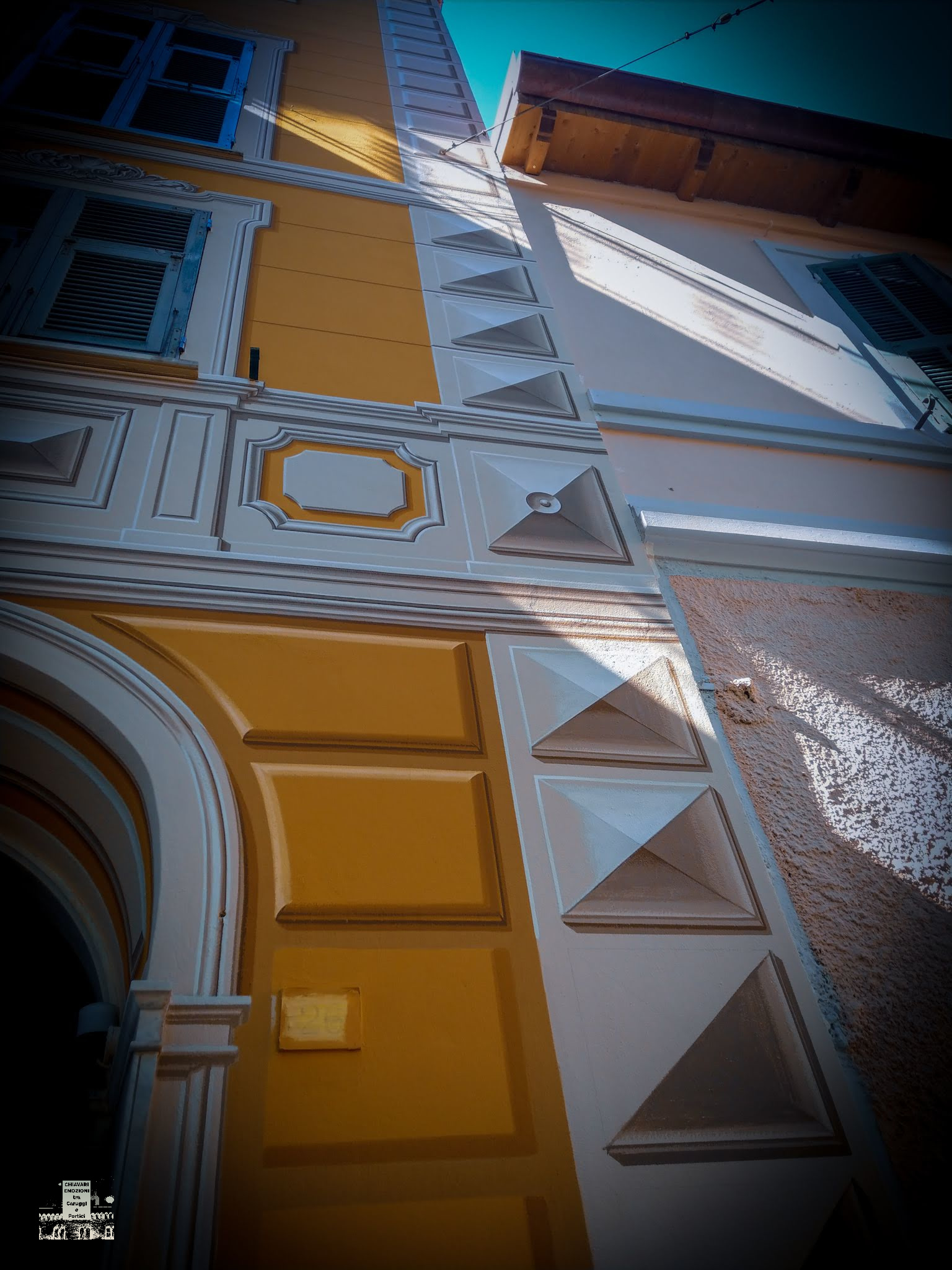 DISEGNI GEOMETRICI SU UNA FACCIATA DI VIA VINELLI