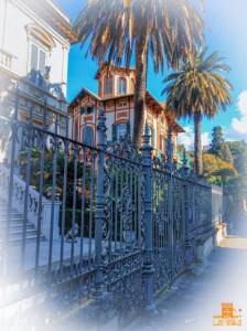 Giardini dietro cancellate in ferro battuto - Viale Enrico Millo - Chiavari