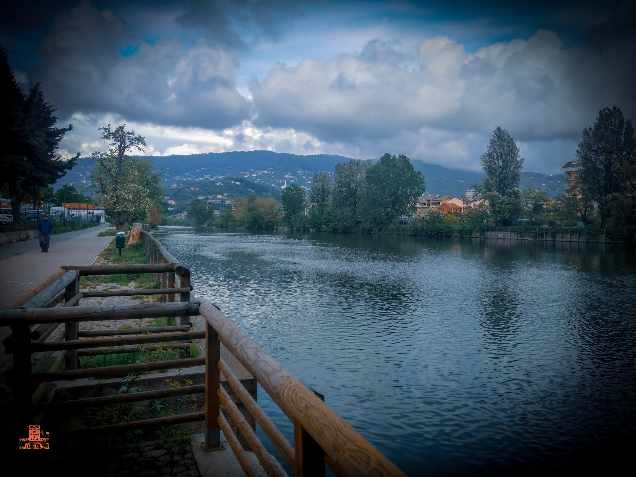 NELLO SFONDO IN LONTANANZA IL MONTE SAN GIACOMO