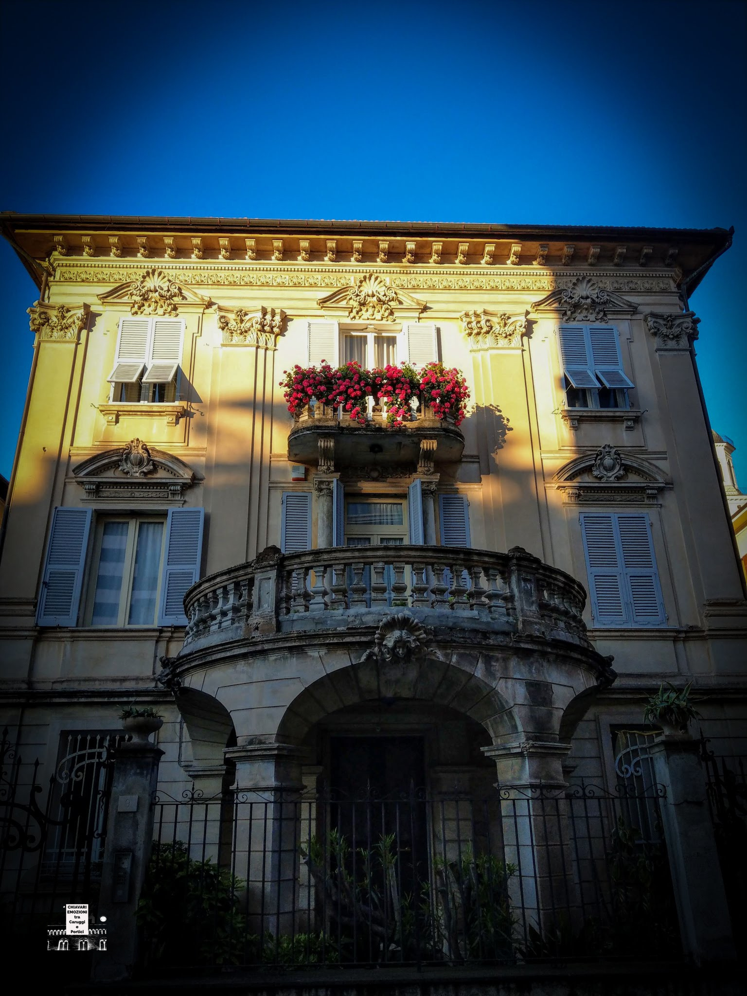 BALCONE DI VIA DELPINO ILLUMINATO DAI RAGGI DEL SOLE