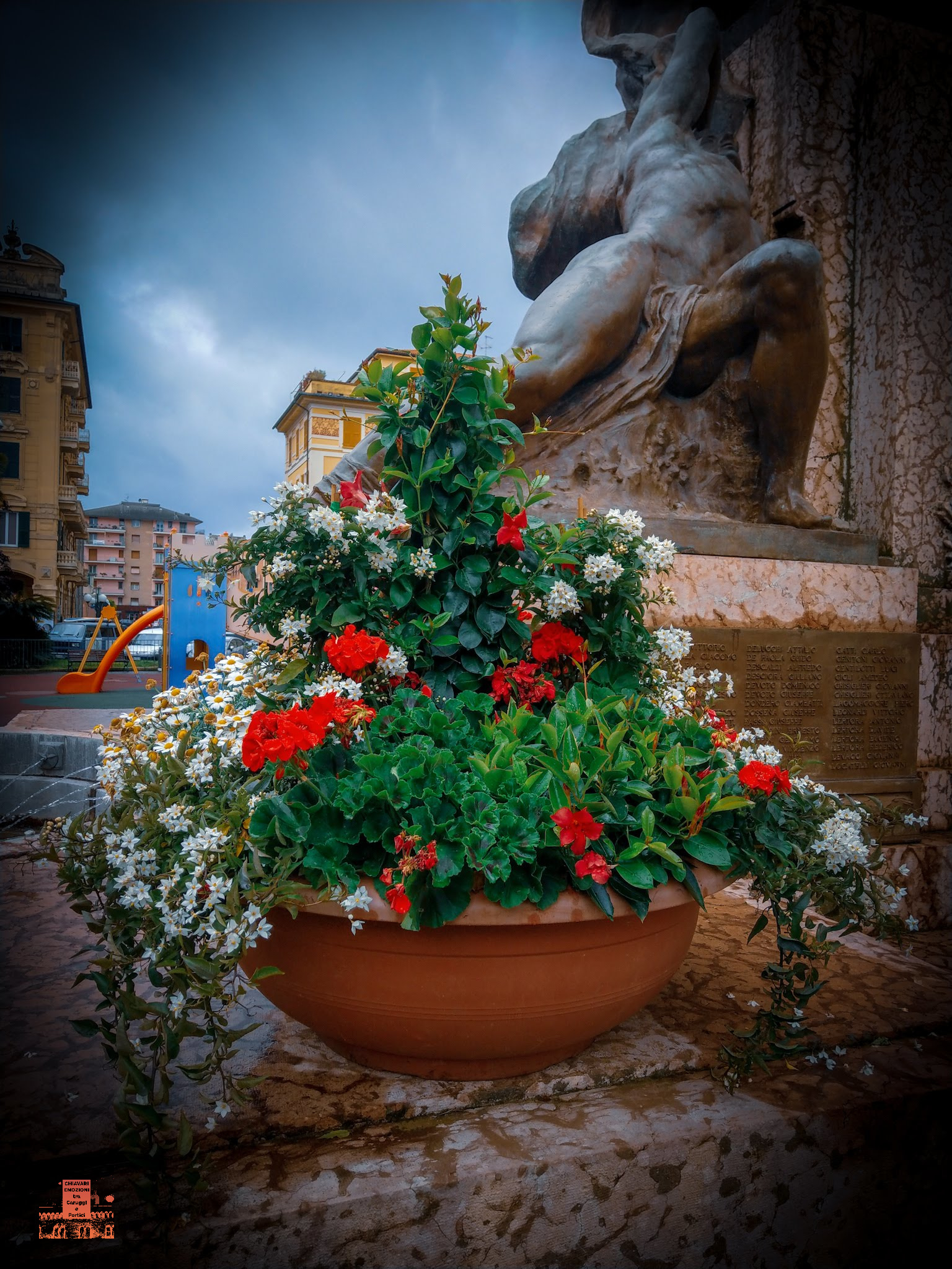 UN BEL VASO FIORITO CHE ADORNA IL MONUMENTO