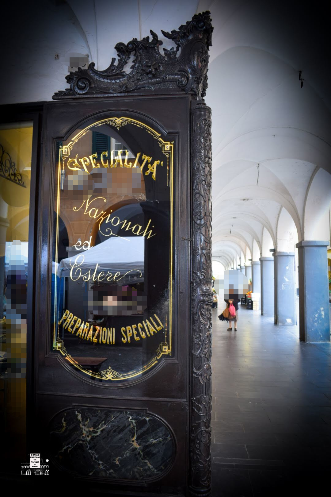 LO SPECCHIO CON LE SPECIALITÀ DELLA CASA - E LO SPIGOLO LAVORATO A INTAGLIO