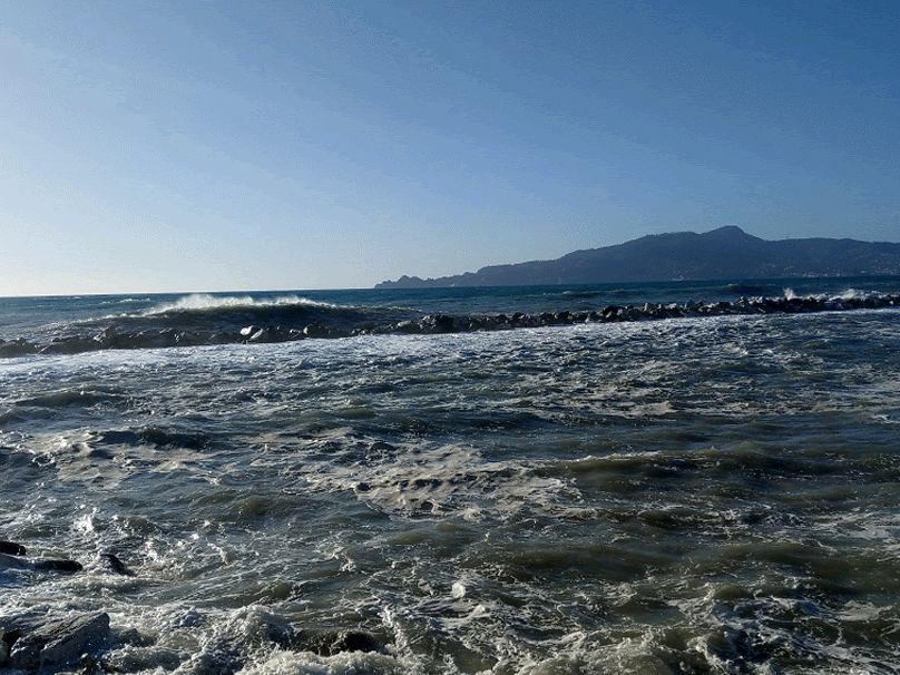 ONDA CHE SI INFRANGE SUI PENNELLI DI PIETRA