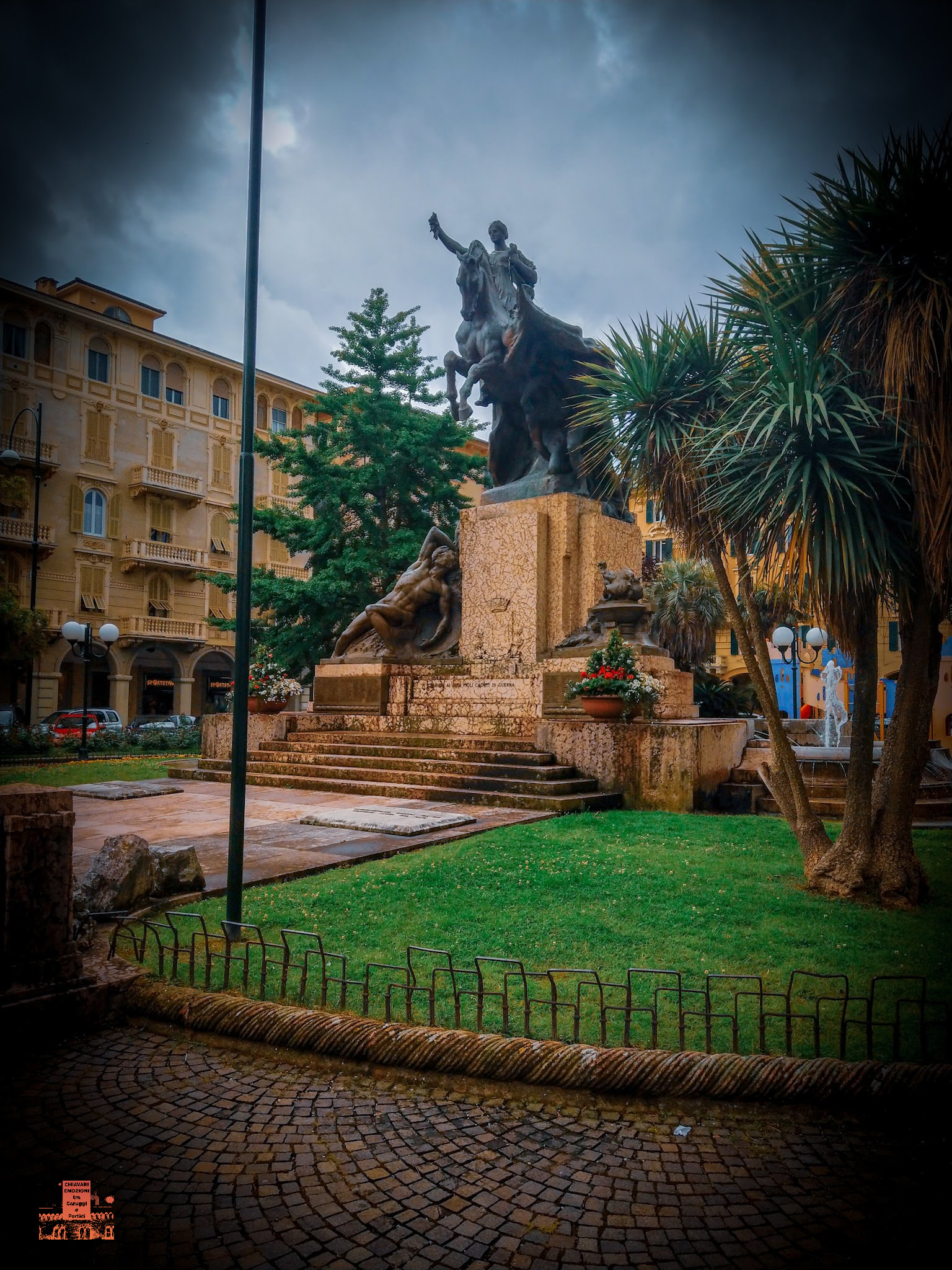 MONUMENTO AI CADUTI DELLO SCULTORE LUIGI BRIZZOLARA - LATO SUD DELLA PIAZZA