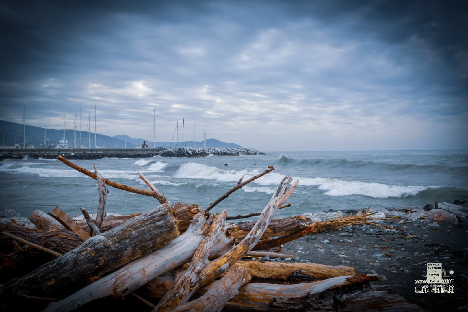 Nella foto alla foce dell'Entella si vede parte del porto di Lavagna e nello sfondo il promontorio di Sestri Levante