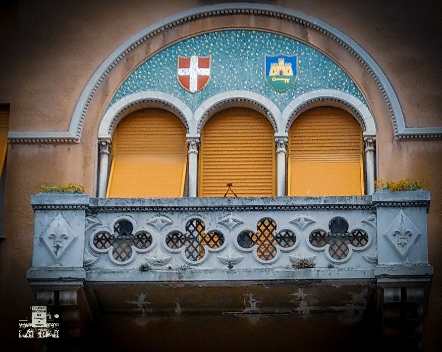 BALCONE CON GLI STEMMI DI GENOVA E CHIAVARI