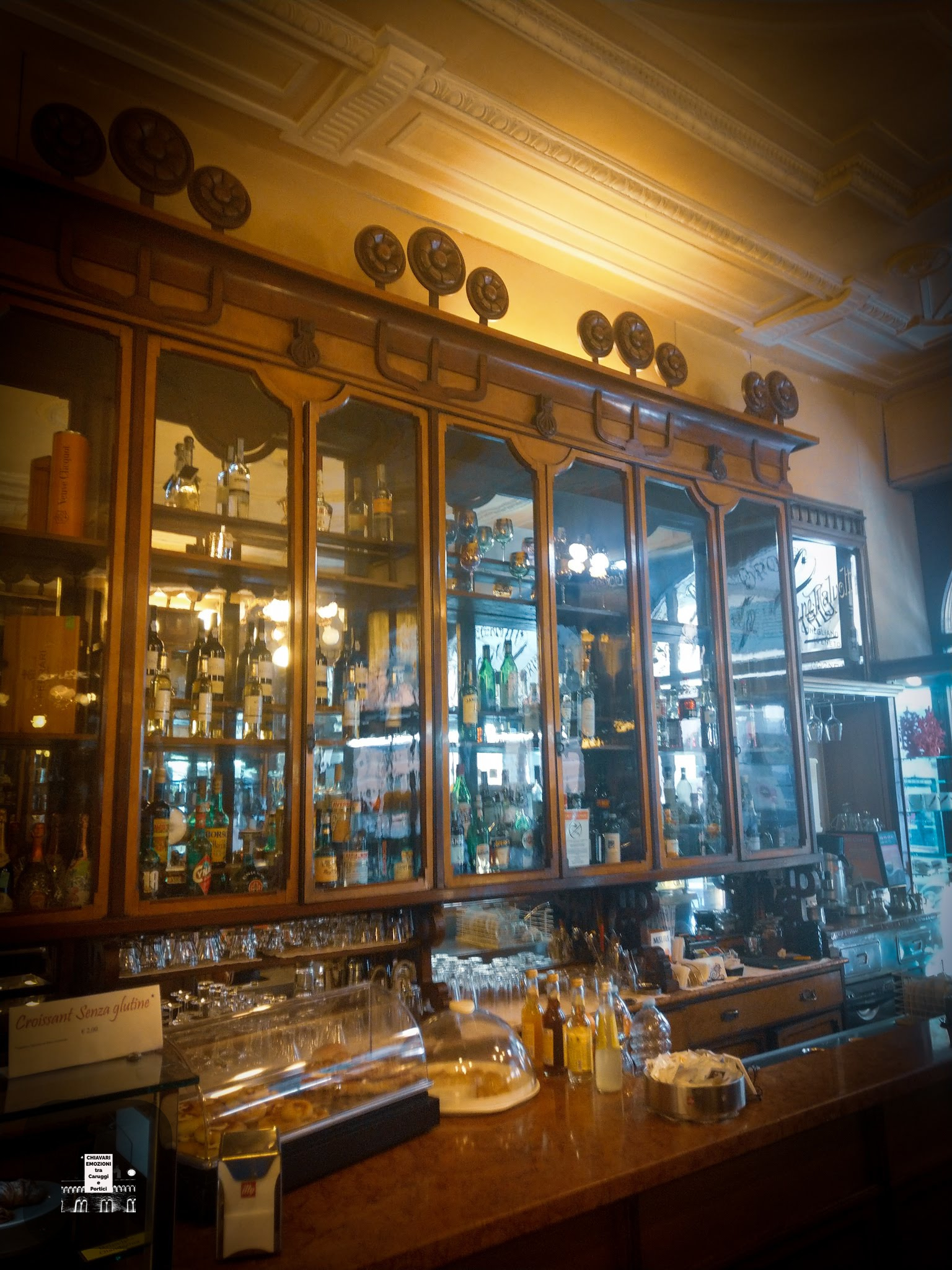 LA SPLENDIDA VETRINA DIETRO IL BANCONE CAFFÈ