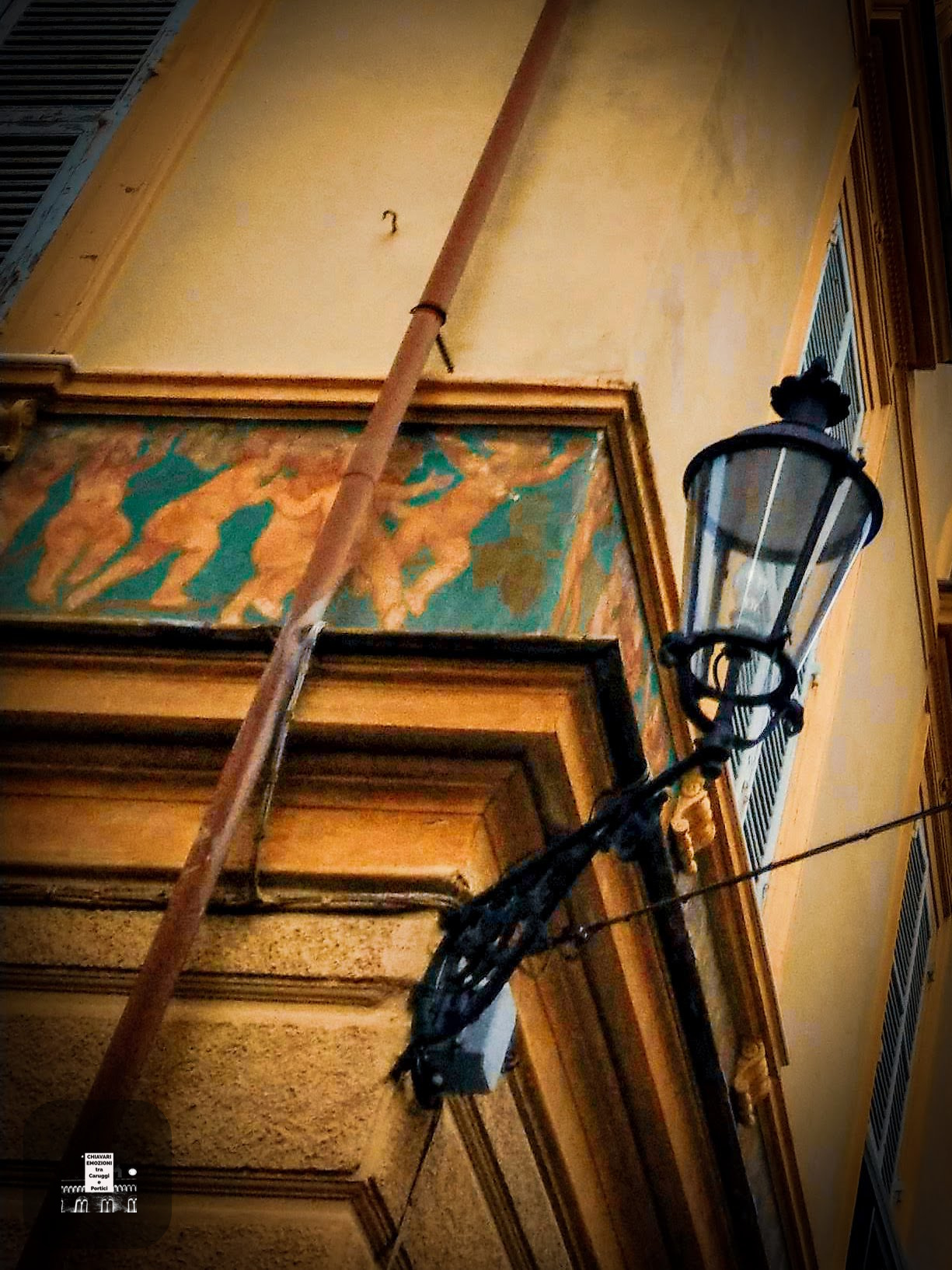 DETTAGLI TRA GRONDA E LAMPIONE